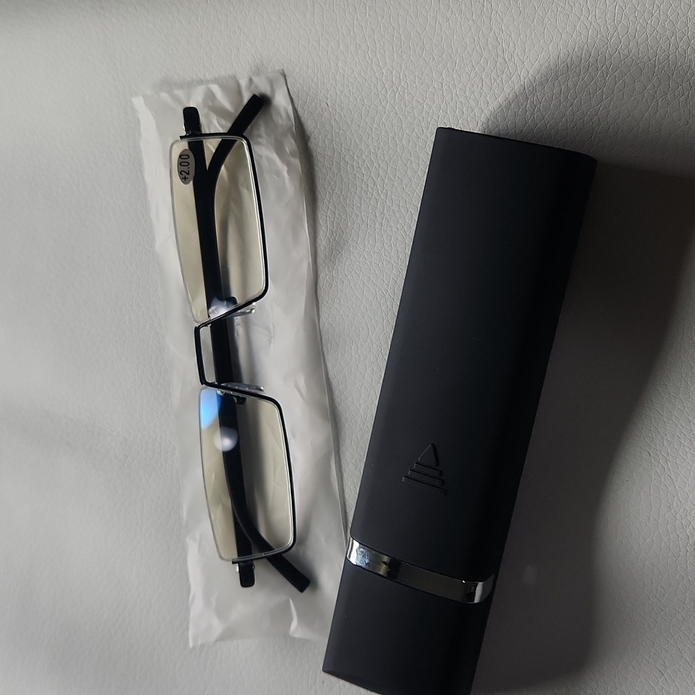Semi Rimless 2.00 Reading Glasses With A Flip Open Case